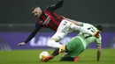 Pemain AC Milan Ante Rebic (kiri) ditekel pemain Celtic Ryan Christie pada pertandingan Grup H Liga Europa di Stadion San Siro, Milan, Italia, Kamis (3/12/2020). AC Milan mengalahkan Celtic 4-2 setelah sebelumnya sempat tertinggal dua gol. (Spada/LaPresse via AP)