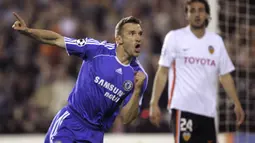 Selebrasi striker Chelsea, Andriy Shevchenko setelah mencetak gol ke gawang Valencia pada laga leg kedua babak perempatfinal Liga Champions 2006/2007 di Mestalla Stadium, Valencia (10/4/2007). Andriy Shevchenko yang pensiun pada Juli 2012 bersama Dynamo Kyiv ini total mencetak 9 gol di babak perempatfinal Liga Champions dari 14 laga. Gol-gol tersebut dicetaknya bersama Dynamo Kyiv, AC Milan dan Chelsea. (AFP/Jose Jordan)