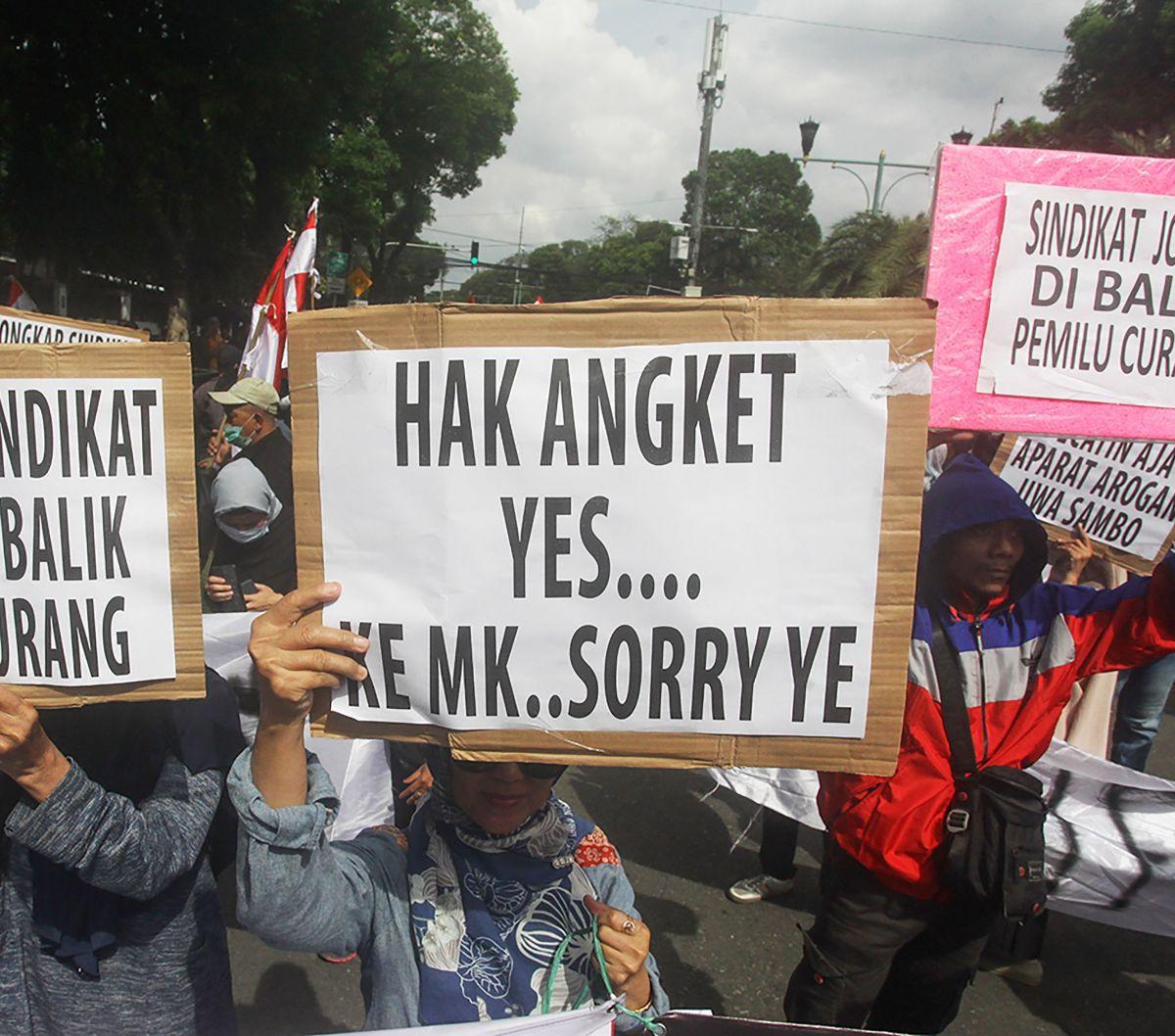 Ratusan pengunjuk rasa dari berbagai organisasi menggelar aksi di depan Kantor Komisi Pemilihan Umum (KPU) RI, Jakarta, Jumat (23/2/2024). Dalam aksinya, mereka menolak hasil Pemilu 2024 yang diduga penuh rekayasa dan kecurangan. Merdeka.com/Arie Basuki<b