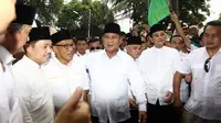 Prabowo Subianto dan Hatta Rajasa berjalan kaki menuju Kantor KPU, Jakarta Pusat, Selasa (20/5/14). (Liputan6.com/Faizal Fanani)