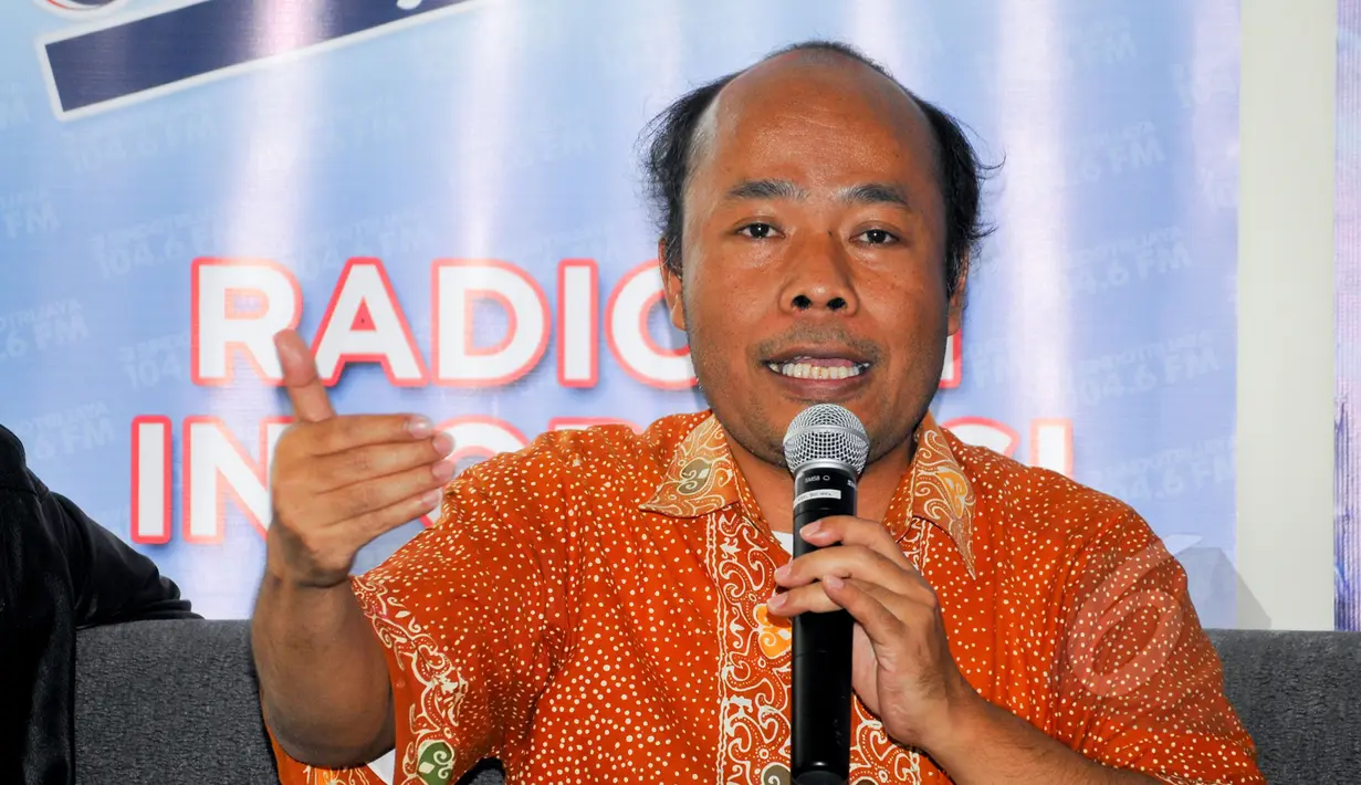 Analis Kebijakan Migrant Care, Wahyu Susilo saat menjadi pembicara dalam diskusi 'Elegi untuk TKI' di Jakarta, Sabtu (18/4/2015). Diskusi tersebut membahas tentang ribuan TKI yang tengah terjerat masalah hukum di luar negeri. (Liputan6.com/Yoppy Renato)