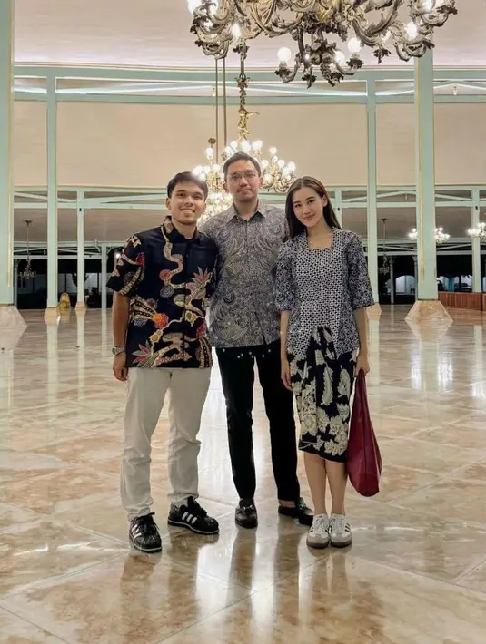 Sementara Thariq memadukan kemeja batiknya dengan celana chinos, dan sneakers hitam. [@aaliyah.massaid].