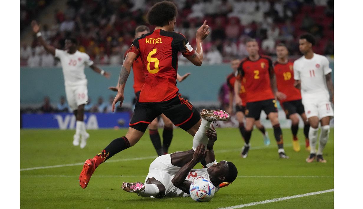 Timnas Kanada hampir mendapat hadiah penalti kedua pada menit ke-38. Namun usai wasit memriksa VAR, Axel witsel tidak terbukti melanggar Richie Laryea di dalam kotak penalti. (AP/Darko Bandic)