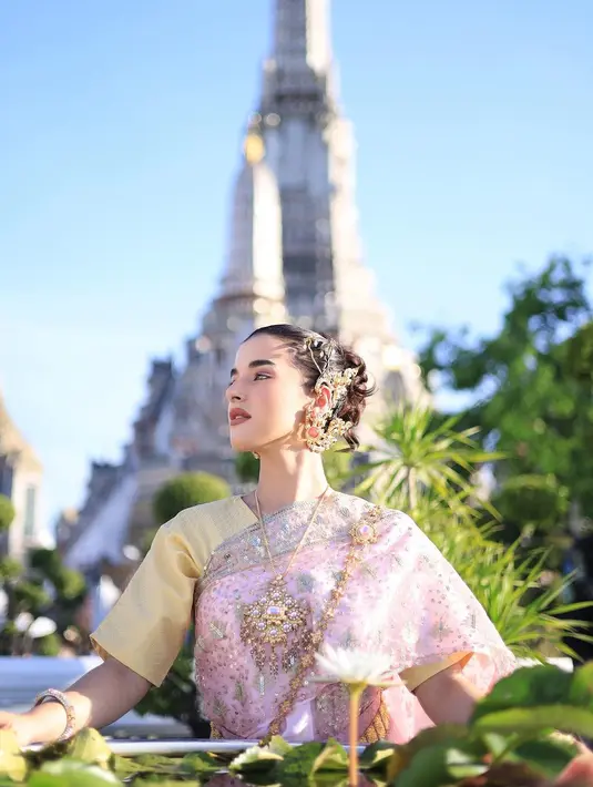 Penampilannya dilengkapi dengan tatanan rambut updo dan beberapa aksesori klasik nuansa emas.  [@tasyafarasya]