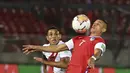 Penyerang Chile, Alexis Sanchez dan gelandang Peru, Yoshimar Yotún berebut bola dalam laga Kualifikasi Piala Dunia 2022 zona Conmebol di Estadio Nacional, Santiago, Jumat (13/11/2020). Chile mengalahkan Peru 2-0 berkat gol yang diborong Arturo Vidal. (Martin Bernetti, Pool via AP)