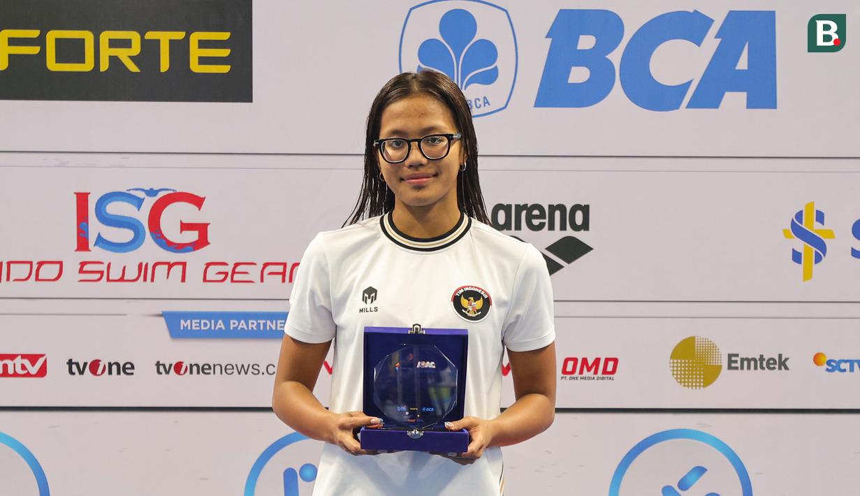 Adelia Chantika Aulia menjadi atlet terbaik kelompok umur putri pada ajang Indonesia Open Aquatic Championships (IOAC) 2025 yang diadakan di di Stadion Akuatik Gelora Bung Karno (GBK), Senayan, Jakarta. (Bola.com/Abdul Aziz)