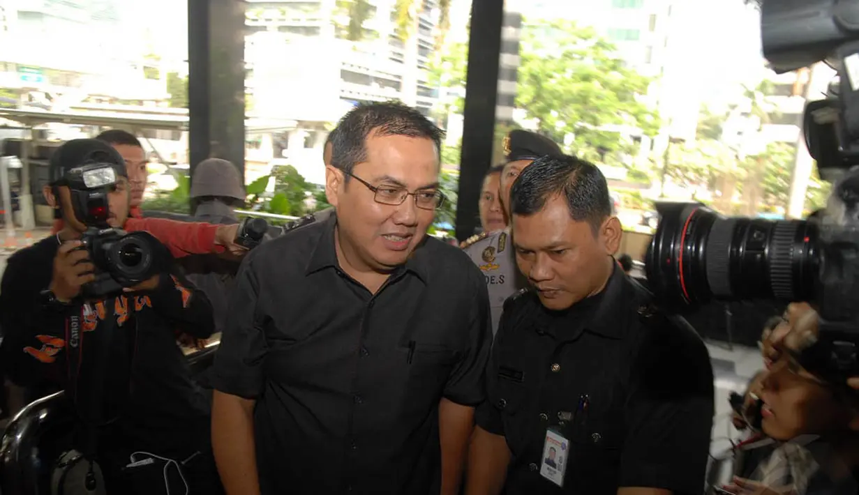 Mengenakan safari berwarna hitam, Helmy tiba di KPK sekitar pukul 09.45 WIB. (Liputan6.com/Miftahul Hayat)
