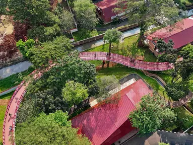 Foto udara memperlihatkan suasana Taman Bendera Pusaka, Kebayoran Baru, Jakarta, Rabu (1/4/2026). Kehadiran Taman Bendera Pusaka di Kebayoran Baru menambah ruang terbuka hijau yang dapat dinikmati warga Jakarta untuk beraktivitas, berolahraga, dan bersantai di tengah padatnya kawasan perkotaan. (merdeka.com/Arie Basuki)