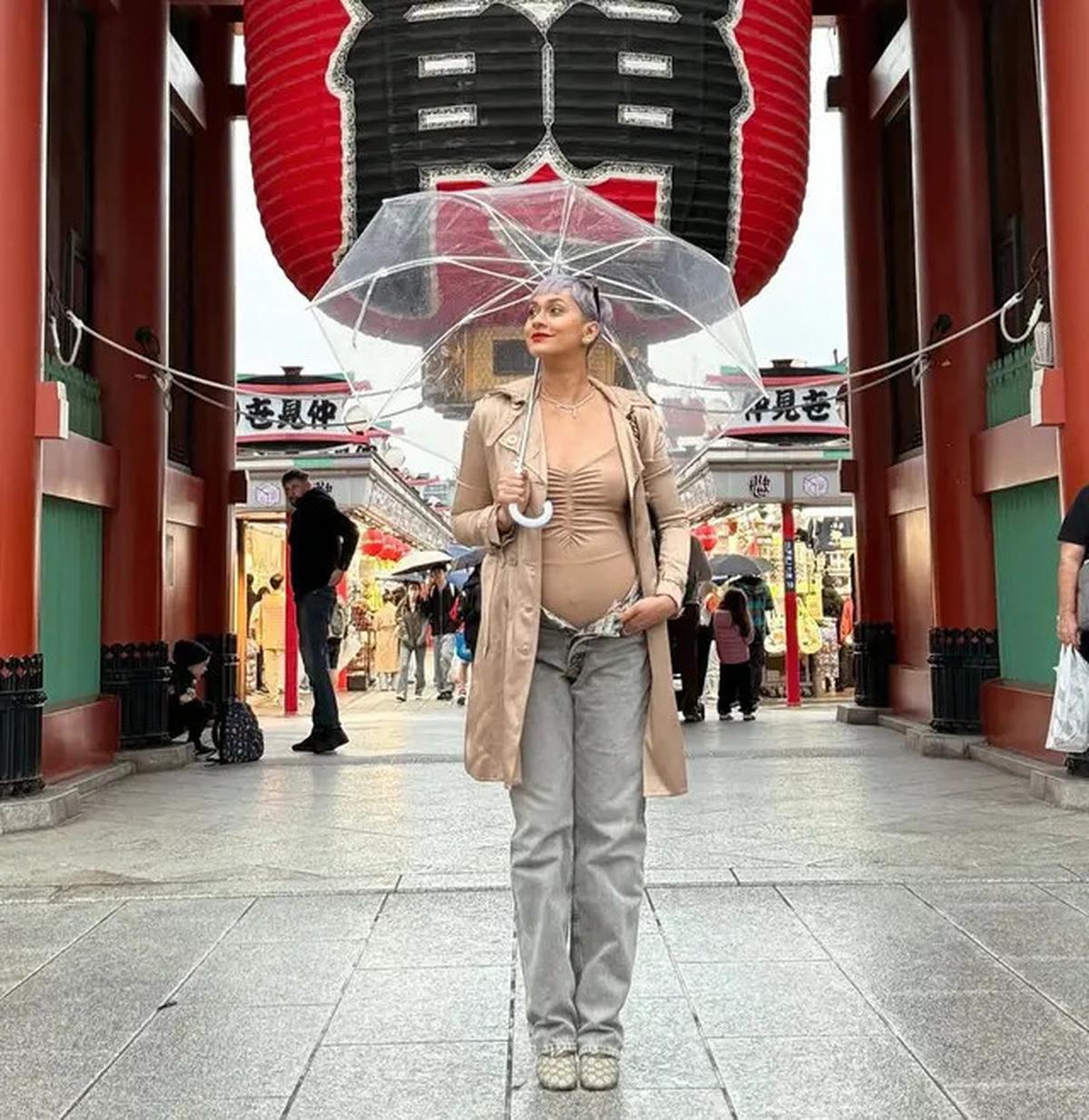 6 Potret Tampilan Kimmy Jayanti Pamer Baby Bump Hamil Anak ke-3 saat di Jepang, Pertahankan Tubuh Super Model di Usia Kandungan 5 Bulan