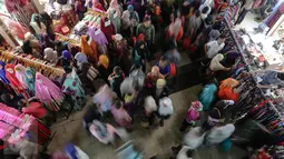 Kepadatan pusat perbelanjaan Blok B Pasar Tanah Abang, Jakarta, Minggu (28/6). Memasuki pertengahan Ramadan, pusat perbelanjaan di Ibukota mulai dipadati warga yang ingin membeli kebutuhan Lebaran. (Liputan6.com/Faizal Fanani)