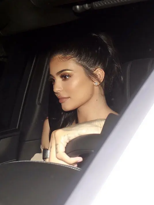 Bodi yang terlihat proporsional itu, ia dengan santai merekam aksinya. Ia juga terlihat sedang menyibakkan rambut panjangnya. (Instagram/kyliejenner)