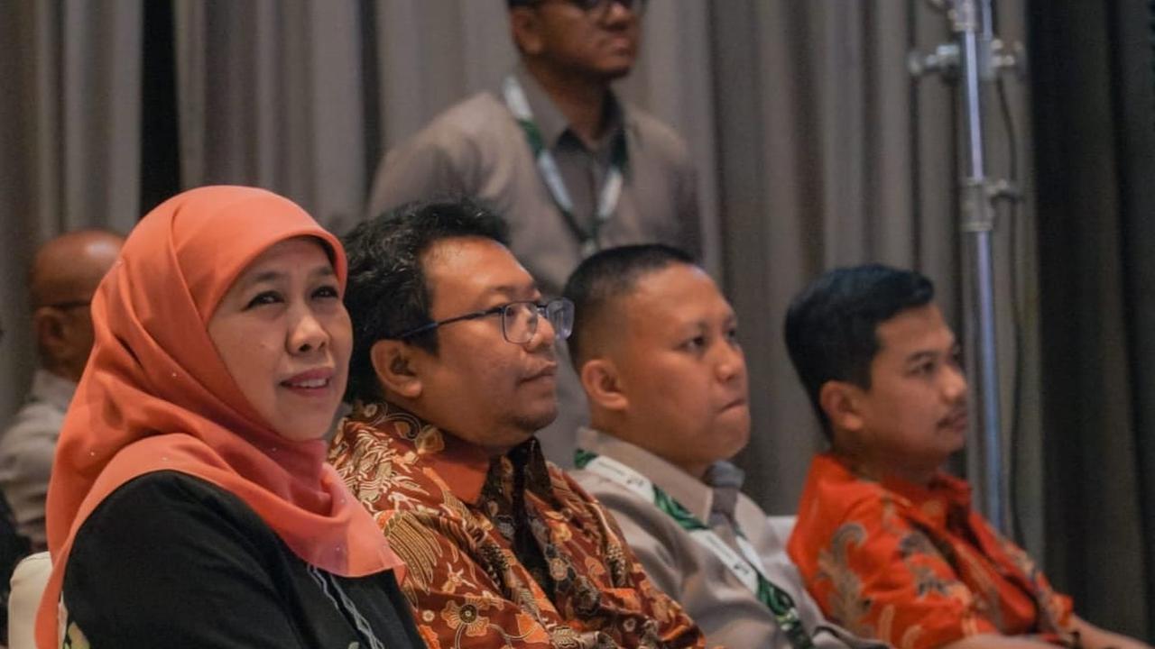 Gubernur Khofifah saat melakukan Kick Off Program Klinik BUM Desa dan Akademi Desa Wisata 2023. (Istimewa).