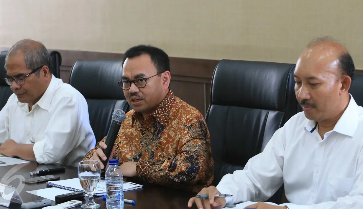 Menteri ESDM Sudirman Said (tengah) memberikan keterangan pers di Kantor Kementerian ESDM, Jakarta, (24/3). Hal ini menyusul kesediaan perusahaan Jepang itu melanjutkan pengembangan proyek regasifikasi Blok Masela di darat. (Liputan6.com/Angga Yuniar)