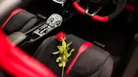 Setangkai mawar diletakkan di jok mobil McLaren untuk sang kekasih. (Motor1)