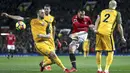 Aksi pemain Manchester United, Zlatan Ibrahimovic melepaskan tembakan melewati adangan pemain Brighton pada lanjutan Premier League di Old Trafford, Manchester,(25/11/2017). Manchester United menang tipis 1-0. (Martin Rickett/PA via AP)