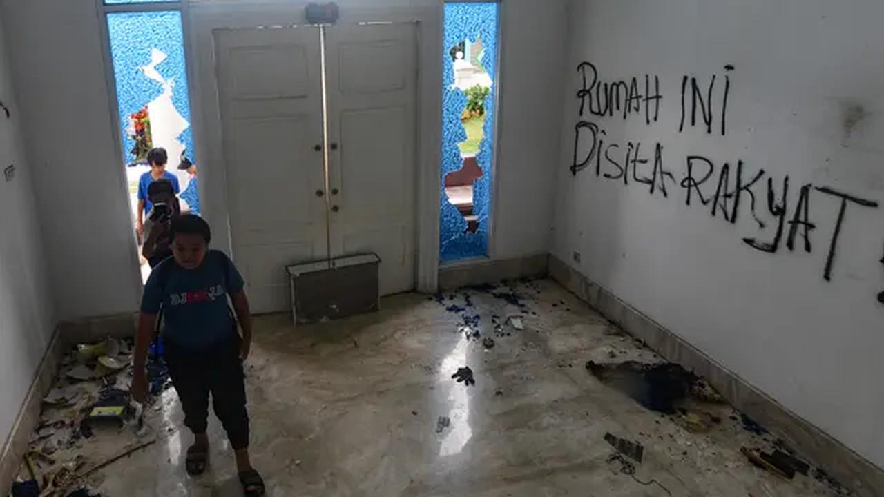 Kondisi rumah anggota DPR Uya Kuya usai tragedi penjarahan. (Liputan6.com/Arie Basuki)
