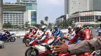 Aksi para pembalap saat mengikuti parade MotoGP di Bundaran Hotel Indonesia, Jakarta. (Liputan6.com/Ady Anugrahadi)