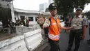 Petugas keamanan melarang wartawan untuk mengambil gambar di depan Kantor Kedubes AS, Jakarta, Selasa (14/6). Ketatnya penjagaan di sekitar Kantor Kedubes menyebabkan sejumlah wartawan mengalami kesulitan untuk meliput. (Liputan6.com/Immanuel Antonius)