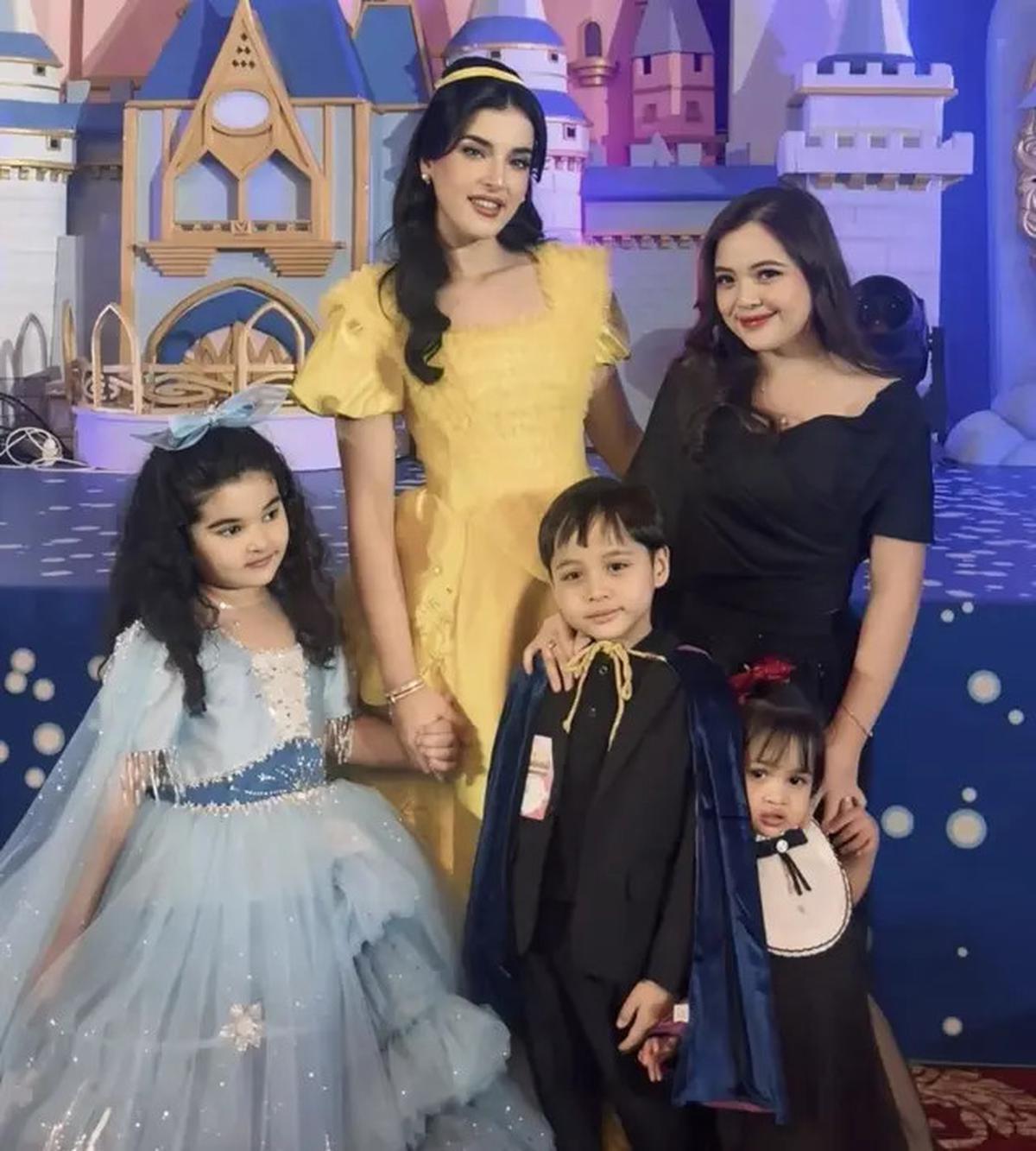 6 Gaya Serba Hitam Publik Figure Hadir di Pesta Ulang Tahun Bertema Disneyland Kedua Anak Tasya Farasya, Ria Ricis hingga Fuji An