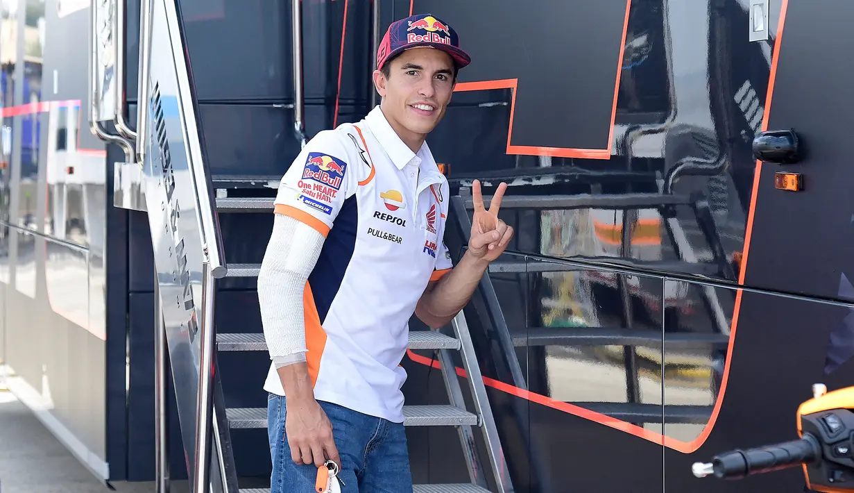 Akibat Insiden ini tangan kanan Marc Marquez pun patah akibat tertindih motornya. Imbas dari kecelakaan ini, ia absen hampir di semua seri balap yang tersisa di musim 2020. (AFP/Javier Soriano)