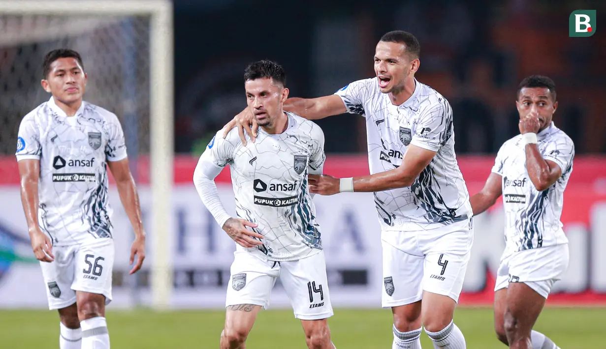 <p>Selebrasi pemain Borneo FC setelah Stefano Lilipaly (dua kiri) mencetak gol ke gawang Persija Jakarta dalam pertandingan&nbsp;pekan ketujuh BRI Liga 1 2023/2024 yang berlangsung di Stadion Patriot Candrabhaga, Bekasi, Rabu (9/8/2023). (Bola.com/Bagaskara Lazuardi)&nbsp;</p>