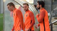 Pemain Barcelona, Jasper Cillessen (kiri), Ivan Rakitic (tengah) dan Andre Gomes bersiap mengikuti sesi latihan jelang menghadapi Chelsea pada leg kedua babak 16 besar Liga Champions di Joan Gamper Sports Center, Spanyol (13/3). (AFP Photo/Lluis Gene)