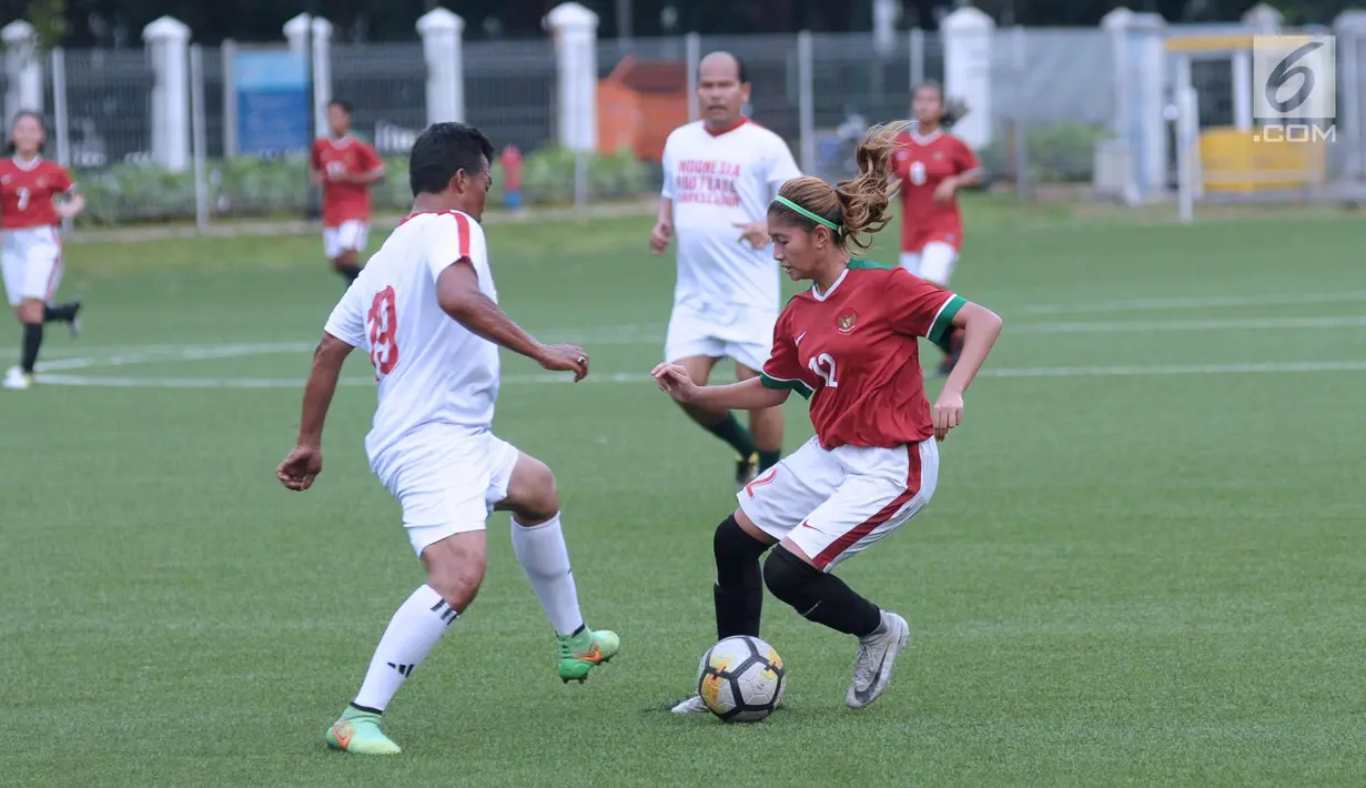 Pemain Timnas Wanita Indonesia berebut bola dengan pemain tim Indonesian Football Ambassador di Lapangan C Kompleks GBK, Jakarta, Kamis (5/4). Uji tanding ini persiapan jelang Piala AFF Wanita 2018. (Liputan6.com/Helmi Fithriansyah)