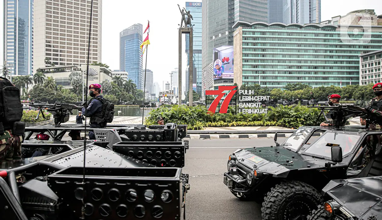Tentara berdiri di atas alat utama sistem senjata (alutsista) milik TNI saat perayaan HUT ke-77 TNI di Bundaran HI, Jakarta, Rabu (5/10/2022). Kegiatan yang diikuti oleh seluruh kesatuan jajaran TNI ini dalam rangka menyambut HUT ke-77 TNI. (Liputan6.com/Faizal Fanani)