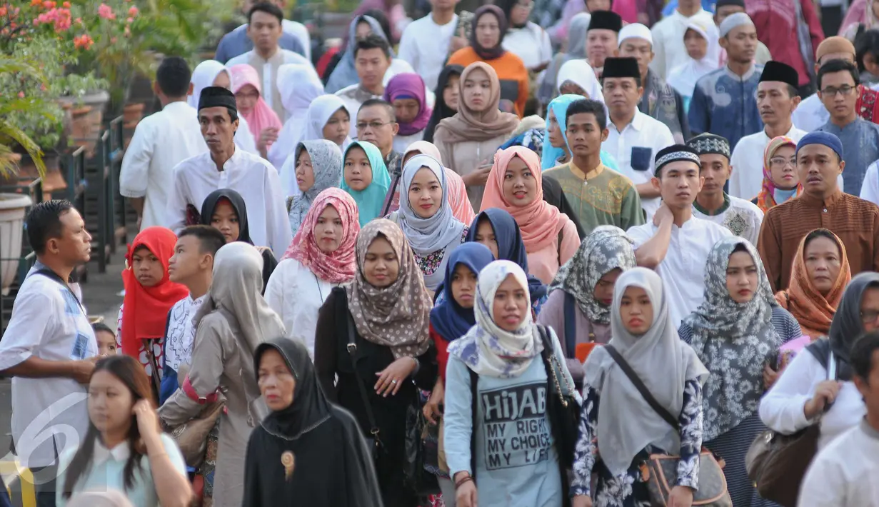Sejumlah warga berdatangan untuk melaksanakan salat Idul Adha 1437 H di Masjid Istiqlal, Jakarta, Senin (12/9). Momentum salat Idul Adha di Istiqlal kali ini berjalan tanpa kehadiran Presiden Jokowi dan Wapres Jusuf Kalla. (Liputan6.com/Gempur M Surya)