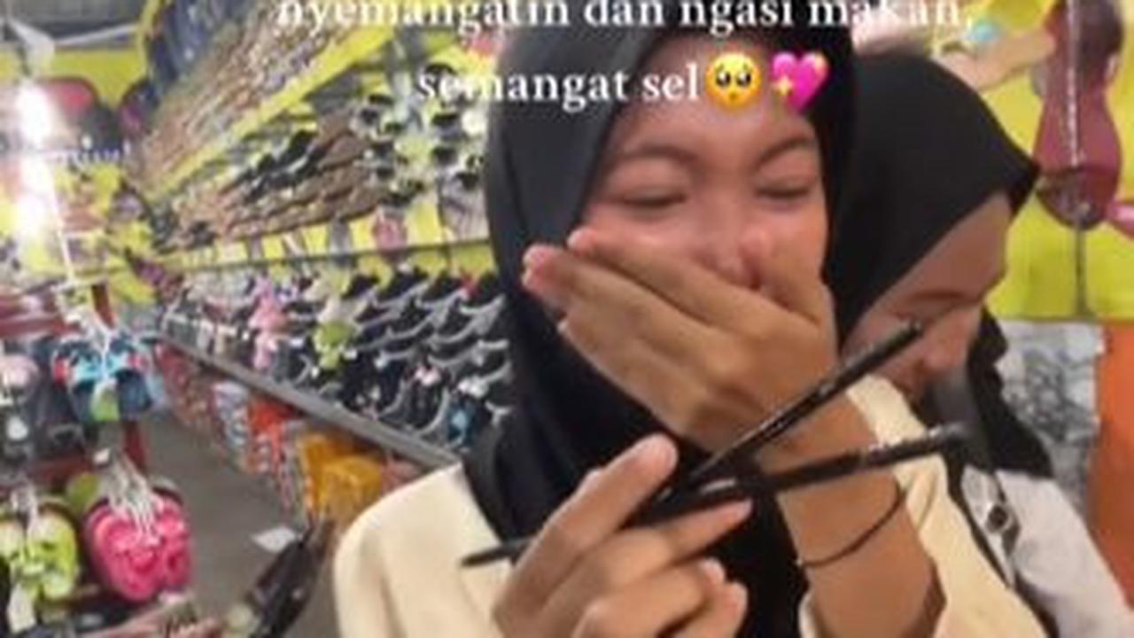 Saat didatangi teman-teman, si gadis cantik tersebut nampak tersipu. Sesekali, dia nampak tak kuasa menahan haru hingga menitikkan air mata.&nbsp;
