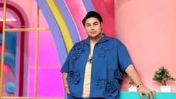 Ivan Gunawan Beri Hadiah Motor untuk Guru Honorer yang Setiap Hari Jalan Kaki Mengajar