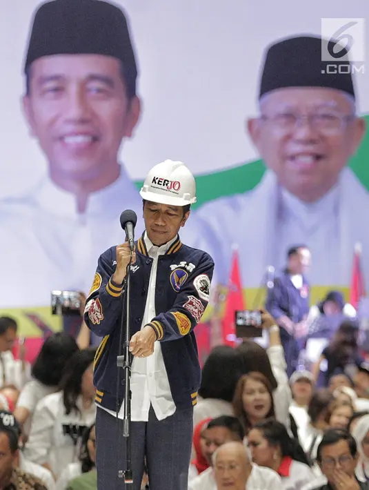 Capres nomor urut 01 Joko Widodo bersiap memberi sambutan pada Deklarasi Dukungan 10.000 Pengusaha untuk Jokowi-Ma'ruf Amin di Istora Senayan GBK, Jakarta, Kamis (21/3). Deklarasi dihadiri pengusaha yang tergabung dalam KerJo. (Liputan6.com/Faizal Fanani)