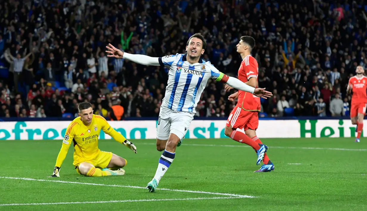 Pemain Real Sociedad Mikel Oyarzabal merayakan gol ke gawang Benfica pada pertandingan sepak bola Grup D Liga Champions di Stadion Reala Arena, San Sebastian, Spanyol, Rabu (8/11/2023). (AP Photo/Alvaro Barrientos)