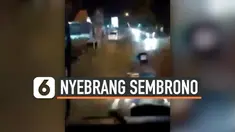 Kembali terjadi aksi emak-emak pengendara motor yang tidak taat peraturan lalu-lintas. Viral sebuah video yang memperlihatkan emak-emak nyebrang sembrono melewati mobil damkar. Beruntung hal tersebut tidak mengakibatkan kecelakaan.