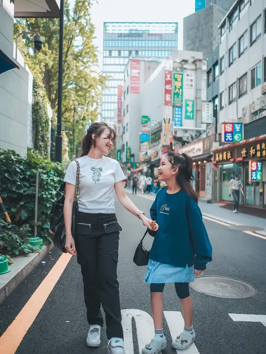 Beberapa tempat disambangi pelantun lagu Alamat Palsu ini di negeri gingseng. Beberapa potretnya dibagikan melalui akun media sosialnya. Seperti perpustakaan, taman kota, Namsan Tower, hingga KBR. [Instagram/ayutingting92]