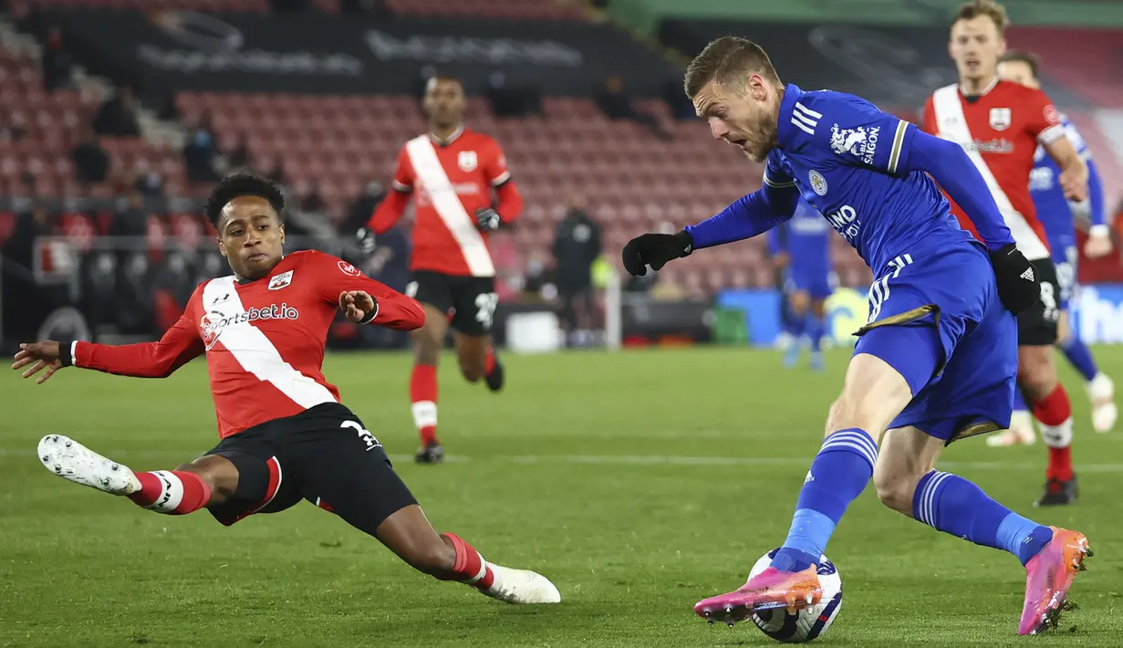 Bek Southampton, Kyle Walker-Peters berebut bola dengan penyerang Leicester City, Jamie Vardy dalam laga pekan ke-34 Liga Inggris  di St Mary's Stadium, Sabtu (1/5/2021) dini hari WIB. Laga Southampton vs Leicester City berakhir dengan skor imbang 1-1. (Michael Steele/Pool via AP)