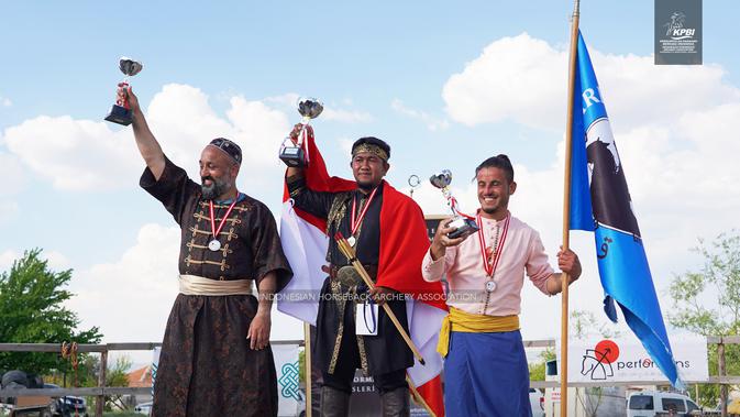 Kharisma Zaky saat naik naik podium sebagai Juara I Turnamen Panahan Berkuda Kategori Senior. (Dokumentasi KBRI Ankara)