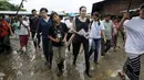 Utusan khusus UNHCR, Angelina Jolie bersama putranya, Maddox saat mengunjungi kamp pengungsian etnis Kachin di Jam Mai Kaung IDP, Myitkyina, Myanmar, Rabu (30/7/2015). (REUTERS/Soe Zeya Tun)