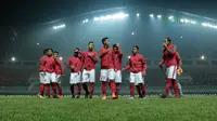 Para pemain Timnas Indonesia U-23 bersiap melawan Uzbekistan pada laga PSSI Anniversary Cup 2018 di Stadion Pakansari, Bogor, (03/5/2018).  (Bola.com/Nick Hanoatubun)