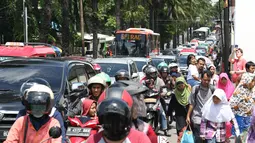 Kepadatan arus lalu lintas di jalan Harsono RM menuju kawasan Kebun Binatang Ragunan, Jakarta, Minggu (30/12). Libur panjang jelang pergantian tahun dimanfaatkan warga untuk berlibur di kawasan Kebun Binatang Ragunan. (Liputan6.com/Helmi Fithriansyah)
