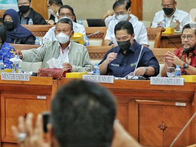 Menteri LHK Siti Nurbaya, Menteri ESDM Arifin Tasrif dan Menteri BUMN Erick Thohir mengikuti rapat kerja  dengan Komisi VII DPR RI di Komplek Parlemen Senayan, Jakarta, Selasa (29/11/2022). Rapat membahas mengenai Rancangan Undang-Undang Energi Baru dan Energi Terbarukan (RUU EB-ET). (Liputan6.com/Angga Yuniar)