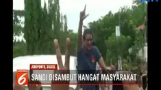 Sambutan adat juga mewarnai kehadiran Sandi. Sejak turun dari kendaraan menuju panggung, masyarakat meneriakkan yel-yel nomor 02 yang tak lain nomor urut pasangan Prabowo-Sandi dalam Pilpres 2019.