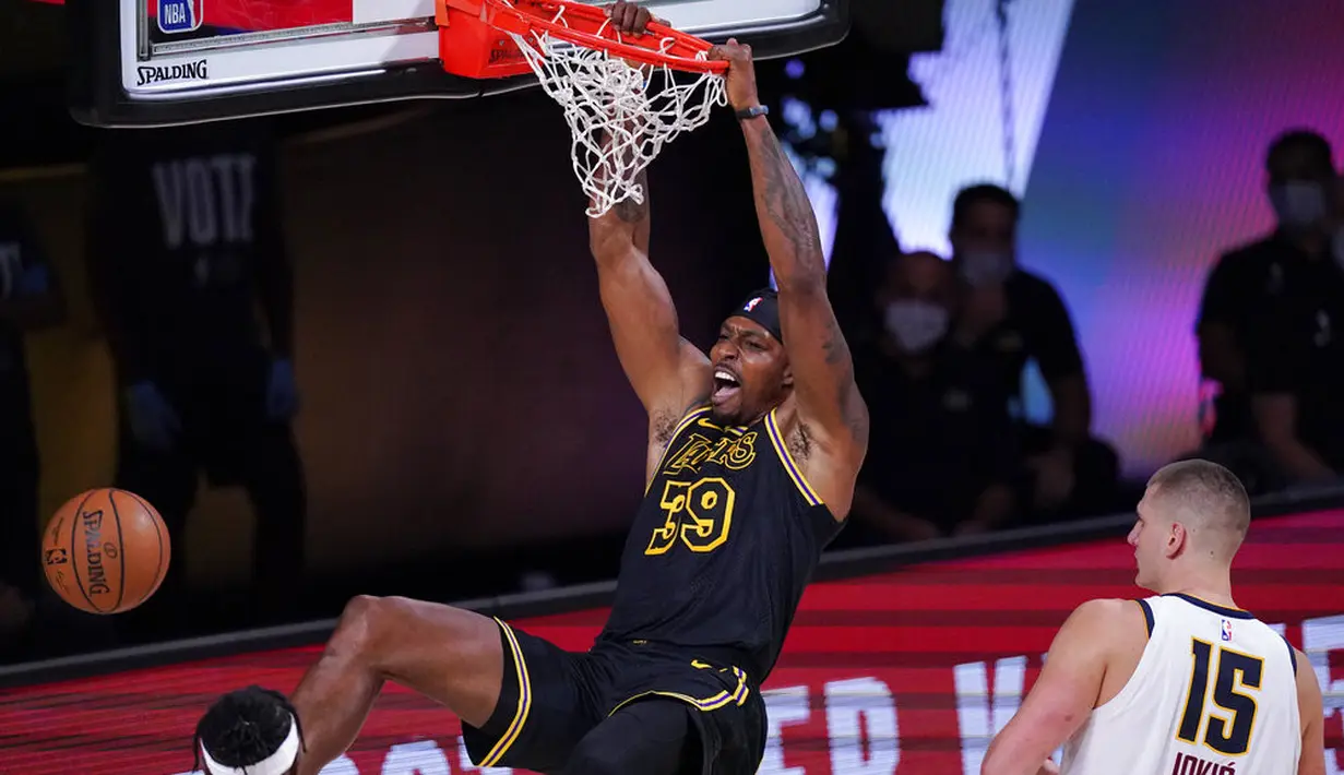 Pebasket Los Angeles Lakers, Dwight Howard, memasukkan bola saat melawan Denver Nuggets pada gim kedua final wilayah barat Playoff NBA 2020, Senin (21/9/2020). Lakers menang dengan skor 105-103. (AP/Mark J. Terrill)