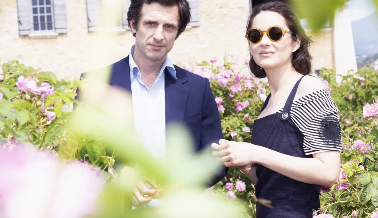 <p>May Rose sendiri adalah parfum Chanel yang dibuat dari mawar langka Ephemeral, di mana kelopak-kelopaknya menyembunyikan jantung bunganya. Panen berlangsung saat fajar dengan teknik leluhur yang dilakukan para pemanen untuk setiap bunga mawar. Foto: Document/Chanel.</p>