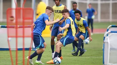 Sejumlah pesepak bola Timnas Inggris U-17 mengikuti sesi latihan di Stadion Madya, Jakarta, Selasa (21/11/2023). (Doc. LOC WCU17/BRY)