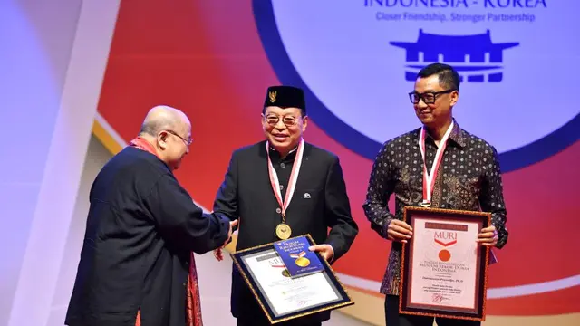 Museum Rekor Dunia Indonesia (MURI) memberikan penghargaan kepada KBRI Seoul atas kesuksesan penyelenggaraan Festivasl Indonesia tahun 2023 (KBRI Seoul).