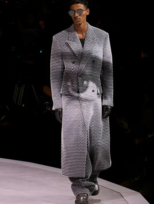 Ada juga desain yang mengevaluasi dampak era digital. Seperti mengambil motif gambar piksel yang tidak jelas dan dikelilingi white noise. [Louis Vuitton]