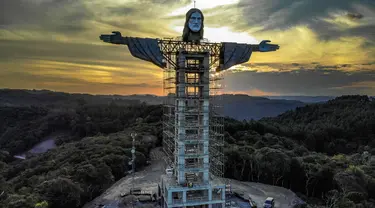 Pemandangan patung raksasa Yesus baru yang sedang dibangun di Encantado, negara bagian Rio Grande do Sul, Brasil, pada 9 April 2021. Patung "Christ the Protector" tersebut dikaim akan lebih tinggi daripada patung ikonik Kristus Penebus yang menghadap ke Rio de Janeiro. (SILVIO AVILA/AFP)