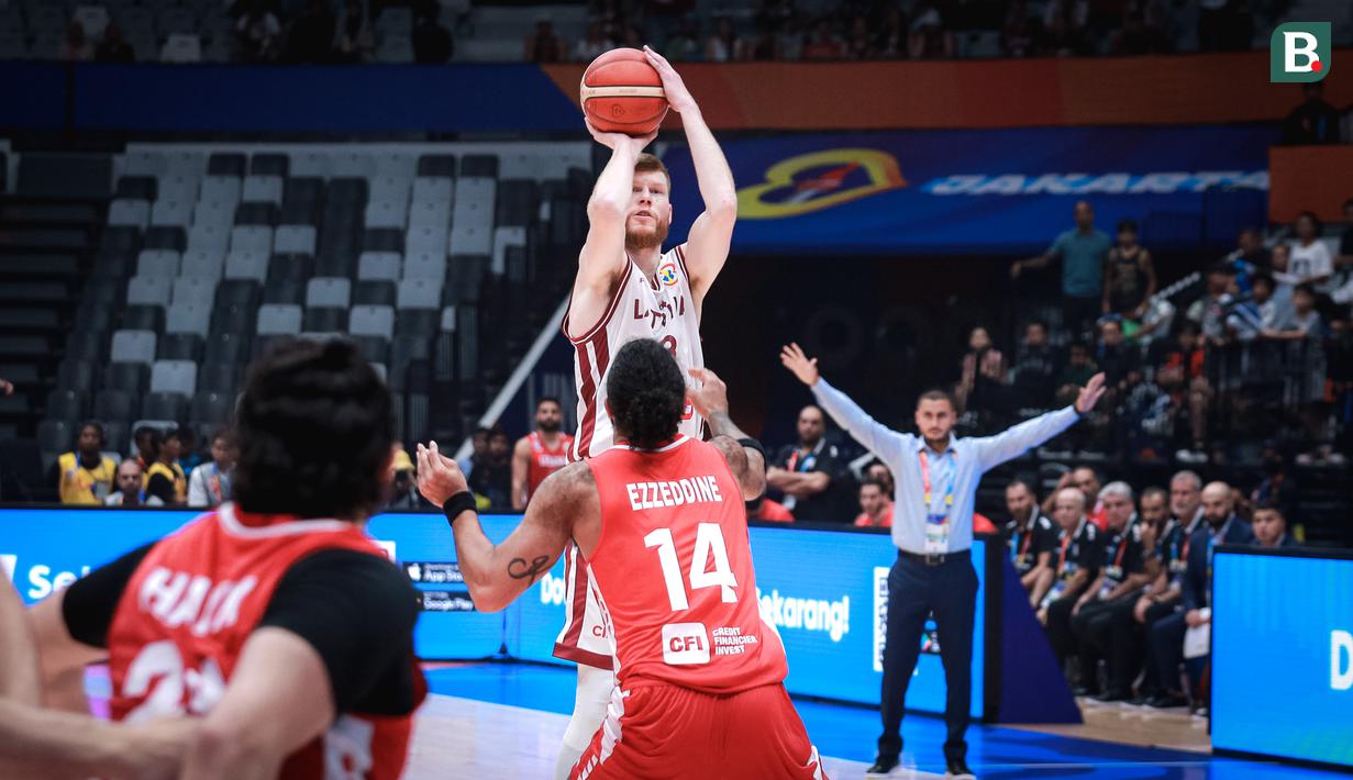 <p>Pemain Timnas Basket Latvia, Davis Bertans berusaha melepaskan shooting untuk mencetak angka saat menghadapi Lebanon pada laga pembuka Grup H Piala Dunia FIBA 2023 di Indonesia Arena, Kompleks Gelora Bung Karno, Senayan, Jakarta, Jumat (25/08/2023). (Bola.com/Bagaskara Lazuardi)</p>
