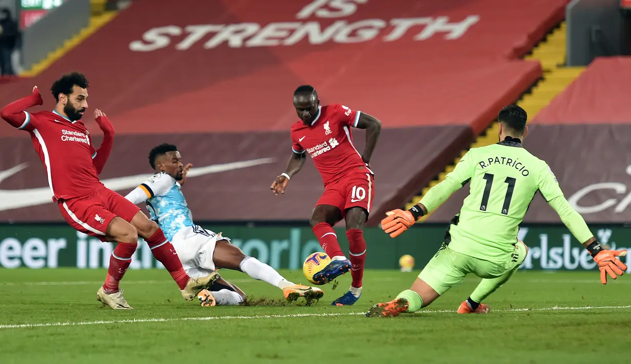 Bek Wolverhampton Wanderers, Nelson Semedo (kedua dari kiri), membuat gol bunuh diri dalam laga lanjutan Liga Inggris 2020/21 pekan ke-11 melawan Liverpool di Anfield Stadium, Minggu (6/12/2020). Wolverhampton kalah 0-4 dari Liverpool. (Pool via AFP/Peter Powell)